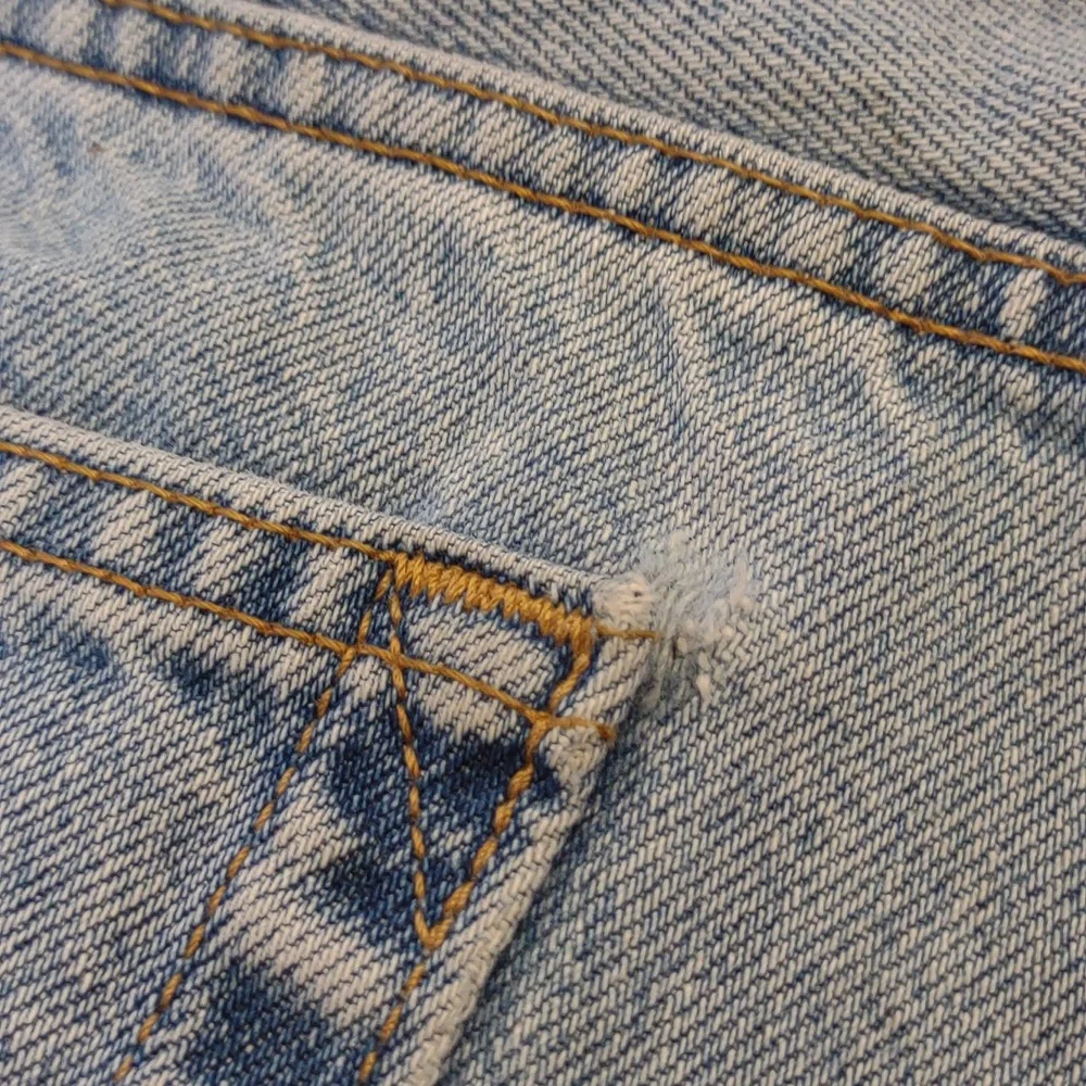Levi's Men's Signature All Cotton Straight Leg Light Wash Distressed Blue Jeans